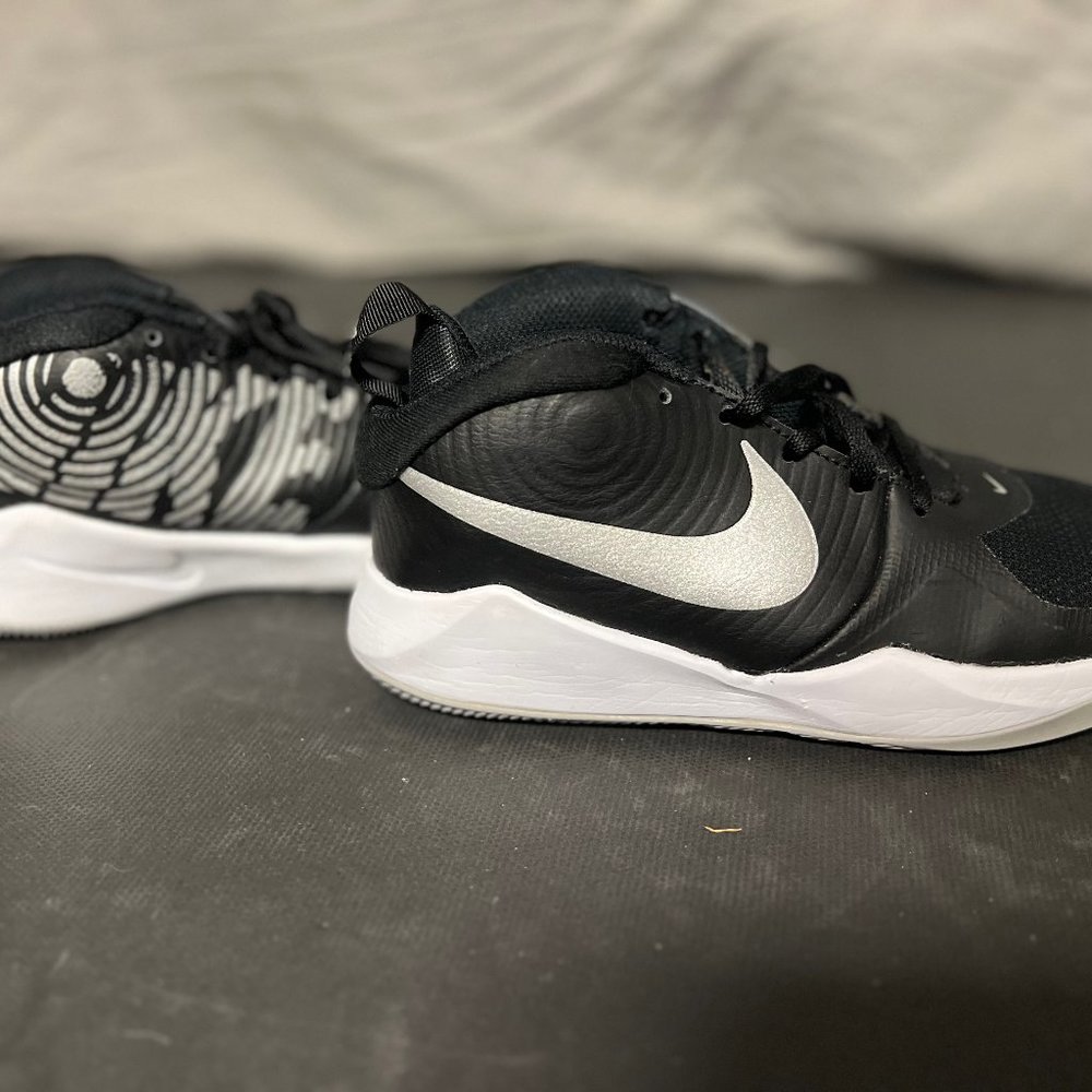Nike Boys  Black Basketball Shoes Sneakers SZ 5y